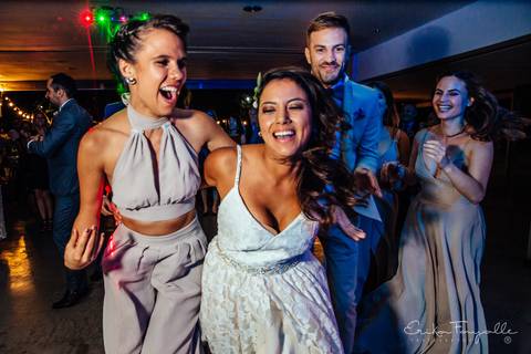 Novia y sus amigas en la fiesta de boda en Buenos Aires. Erika Fayolle Fotografía de Bodas en Rosario, Buenos Aires Fotografía'