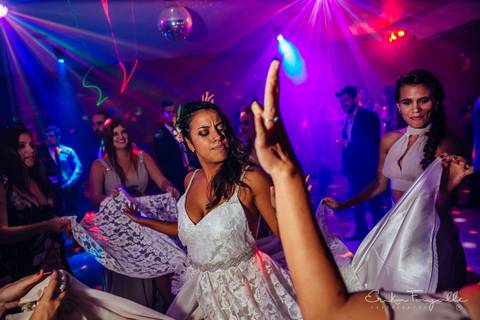 Fiesta en boda en La Plata. Novia y damas de honor. Erika Fayolle Fotografía de Bodas en Rosario, Buenos Aires Fotografía'