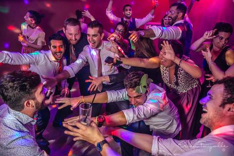 Carnaval carioca en la fiesta de boda en La Plata. Erika Fayolle Fotografía de Bodas en Rosario, Buenos Aires Fotografía'