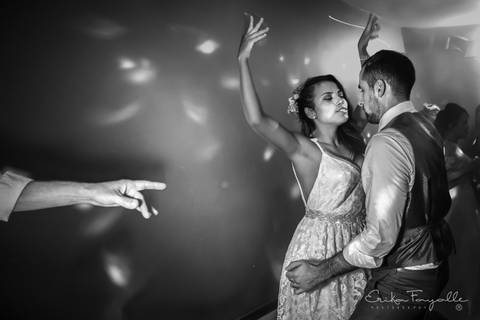 Novios bailando en su fiesta de boda en La Plata, Buenos Aires. Erika Fayolle Fotografía de Bodas en Rosario, Buenos Aires Fotografía'
