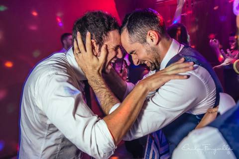 Novio y amigo en fiesta de boda en Buenos Aires. Erika Fayolle Fotografía de Bodas en Rosario, Buenos Aires Fotografía'