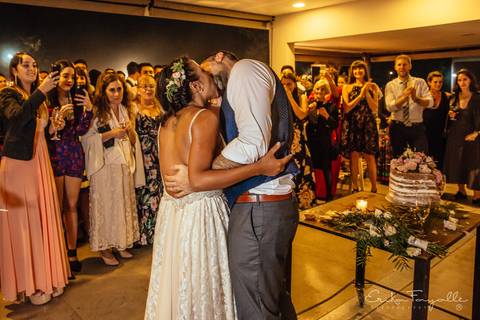 Novios brindis en su boda Perú Buenos Aires. Erika Fayolle Fotografía de Bodas en Rosario, Buenos Aires Fotografía'