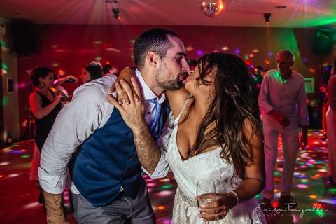 Novios en su fiesta de boda peruana en Buenos Aires. Erika Fayolle Fotografía de Bodas en Rosario, Buenos Aires Fotografía'