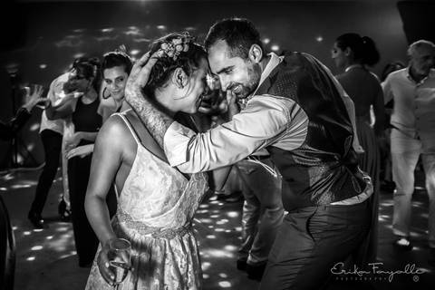 Novios en su fiesta peruana en Buenos Aires. Baile Erika Fayolle Fotografía de Bodas en Rosario, Buenos Aires Fotografía'