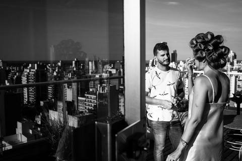 Novia en sus preparativos en el hotel con estilista. terraza al atardecer'
