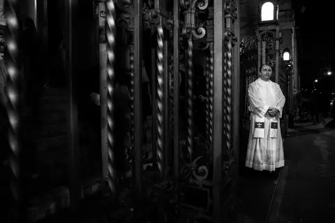 Cura esperando a la novia. Rosario.'