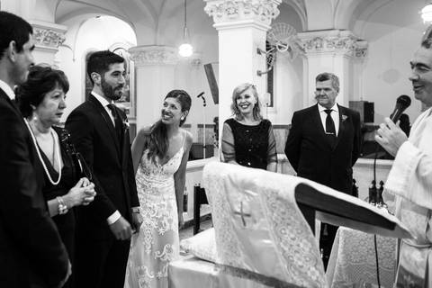 Altar con los novios y padrinos en la iglesia en Rosario.'