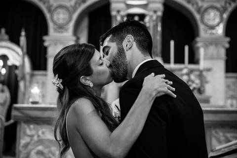 Beso de los casados en la parroquia el día de su boda.'