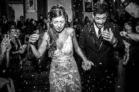 Novios salen de la ceremonia. Arroz'