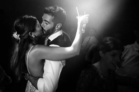 Beso de los novios en Posta 36 en Rosario.'