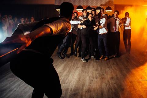 Novio tira el whisky a sus amigos en la fiesta de la boda en Posta 36'