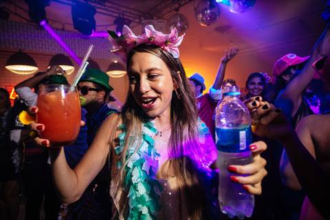 Amigas de la novia bailando en la recepción del casamiento.'