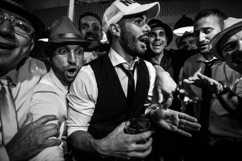 Amigos del novio en carnaval carioca en Rosario.'