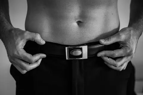 Traje de novio en la preparación para su boda.'