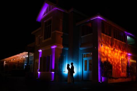 Retrato de lightpainting en Posta 36. Novios después de la ceremonia.'