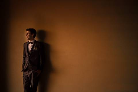 Novio espera a la novia antes de la ceremonia en Entre Rios Fotografo de bodas Erika Fayolle en Rosario, Buenos Aires.'