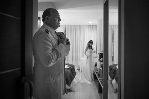 Papá de la novia con uniforme militar. Padrino militar en uniforme. Fotografo de bodas Erika Fayolle en Rosario, Buenos Aires. Novia con su vestido antes de la boda.'