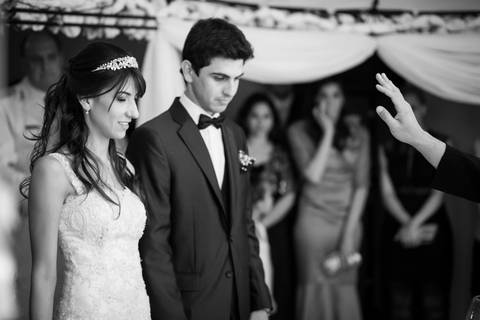 Cura bendice a los novios en Federación. Fotografía en blanco y negro. Fotografo de bodas Erika Fayolle en Rosario, Buenos Aires.'