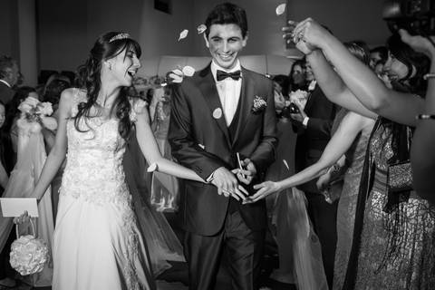 Lluvia de pétalos después de la ceremonia de casamiento. Boda en Federación, Entre Ríos. Fotografo de bodas Erika Fayolle en Rosario, Buenos Aires.'