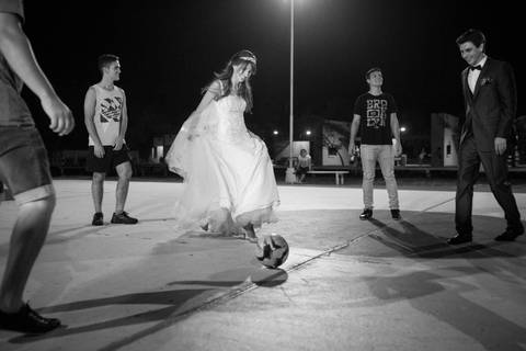 Novia jugando al futbol. Con tacones patea la pelota después de la ceremonia de su casamiento en Entre Ríos. Fotografo de bodas Erika Fayolle en Rosario, Buenos Aires.'
