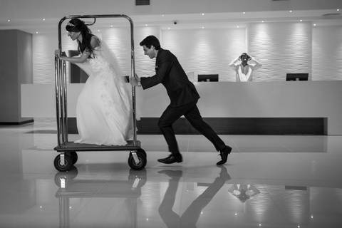 Novios jugando en el lobby del hotel Arena Resort en Federación, Entre Ríos Fotografo de bodas Erika Fayolle en Rosario, Buenos Aires.'