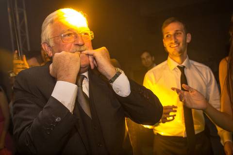 Padre jugando en la boda de Federación. Carnaval carioca. Fotografo de bodas Erika Fayolle en Rosario, Buenos Aires.'