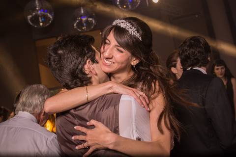 Novios abrazados. Felicidad y emoción en el casamiento en Federación. Fotografo de bodas Erika Fayolle en Rosario, Buenos Aires.'