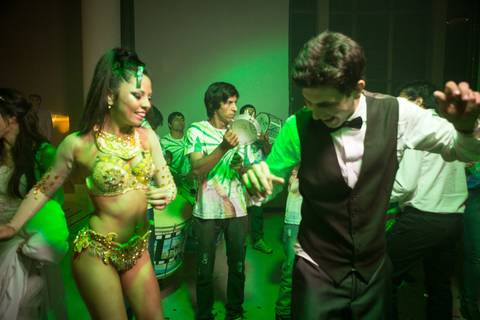 Novio con la comparsa el día de su boda en Entre Ríos. Fotografo de bodas Erika Fayolle en Rosario, Buenos Aires.'