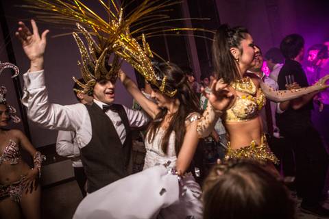 Comparsa de Entre Ríos en el casamiento en Hotel Arena en Federación. Fotografo de bodas Erika Fayolle en Rosario, Buenos Aires.'