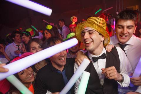 Novio con cotillón en su boda en Entre Ríos. Fotografo de bodas Erika Fayolle en Rosario, Buenos Aires.'