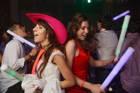 Novia y hermana con cotillón en Carnaval carioca el día de la boda. Fotografo de bodas Erika Fayolle en Rosario, Buenos Aires.'