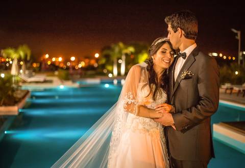 Pareja romántica, final de recepción en el Hotel Arena en Entre Ríos,  Federación. Fotografo de bodas Erika Fayolle en Rosario, Buenos Aires.'