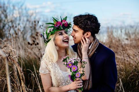 Novios en su book de fotos en el campo al atardecer. Fotos colores pasteles. Erika Fayolle.'
