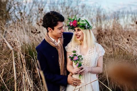 Pareja de novios en el campo. Atardecer campestre para esta sesión romántica en Santa Fe. Fotografia Erika Fayolle'