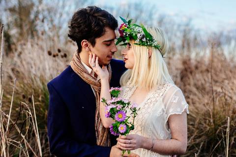 Romantica fotografia de esta pareja en la sesión de novios. Aire libre en el campo al atardecer. Fotografia Erika Fayolle'