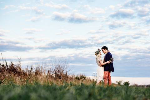 Atardecer en el campo con una pareja de novios. Colores pasteles. Fotografía Erika Fayolle'