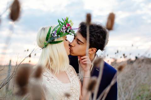 Pareja de novios en el atardecer campestre. Boda de día en Santa Fe. Fotografía Erika Fayolle'