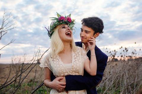 Pareja en el campo. Boda de día al atardecer campestre, Corona de flores silvestres. Tonos pasteles. Fotografía Erika Fayolle'