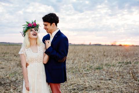 Vestido de novia campestre. Pareja en el campo al atardecer. Fotografía Erika Fayolle'