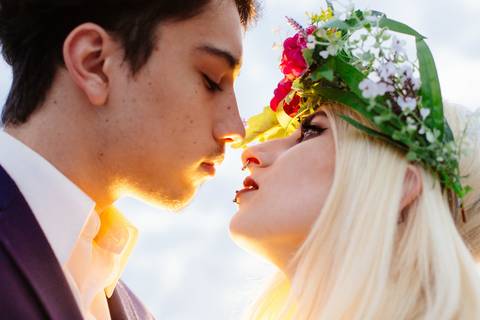 Novios. Book de fotos al atardecer en el campo. Sol del atardecer. Corona de novia de flores silvestres. Erika Fayolle'