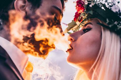 Retrato de novios al atardecer. Humo y sol. Colores pasteles. Fotografía Erika Fayolle.'