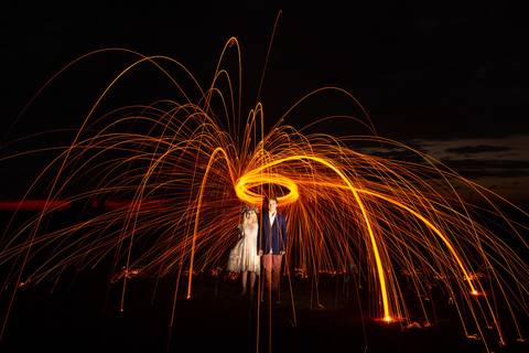 Lightpainting con fuego. Novios. Pareja posando para sesión de fotos. Erika Fayolle.'