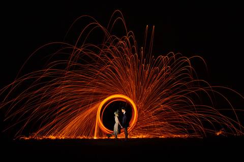 Lightpainting con luces y fuego en el campo. Book de novios. Pareja joven. Fotografía Erika Fayolle.'