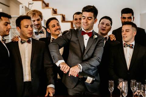 Novio en sus preparativos. Brindis con amigos antes de la boda en Roldán.'