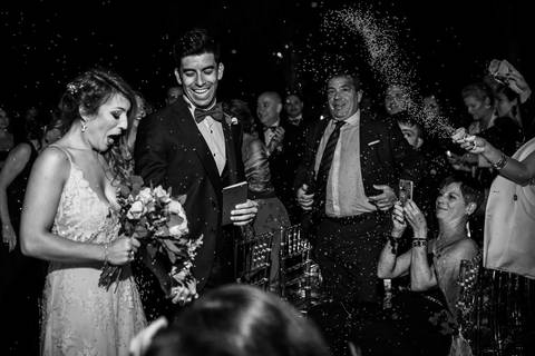 Novios recibiendo el arroz despues de la ceremonia civil en Campos de Ibarlucea. Erika Fayolle.'