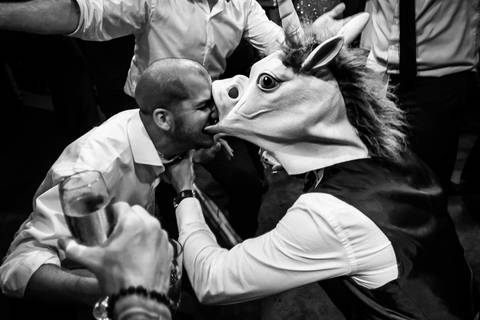 Carnaval Carioca con máscaras en la boda de Campos de Ibarlucea. Foto Erika Fayolle.'