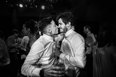 Baile y amigos en la fiesta de casamiento en Campos de Ibarlucea. Erika Fayolle'