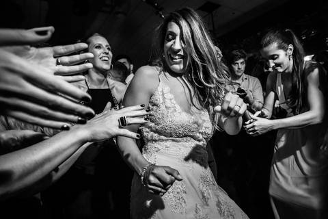 Novia bailando en el Carnaval Carioca en la fiesta de casamiento. Erika Fayolle.'