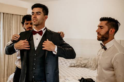 Novio con sus amigos en los preparativos de su boda en Campos de Ibarlucea. Fotografía Erika Fayolle'