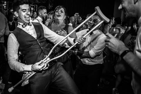 Novio en el baile. Fiesta divertida en Campos de Ibarlucea. Amigos y carnaval carioca. Foto Erika Fayolle'
